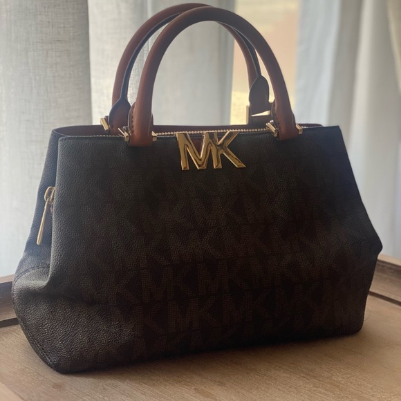 Michael Kors Signature Medium Tote - Picture 4 of 12